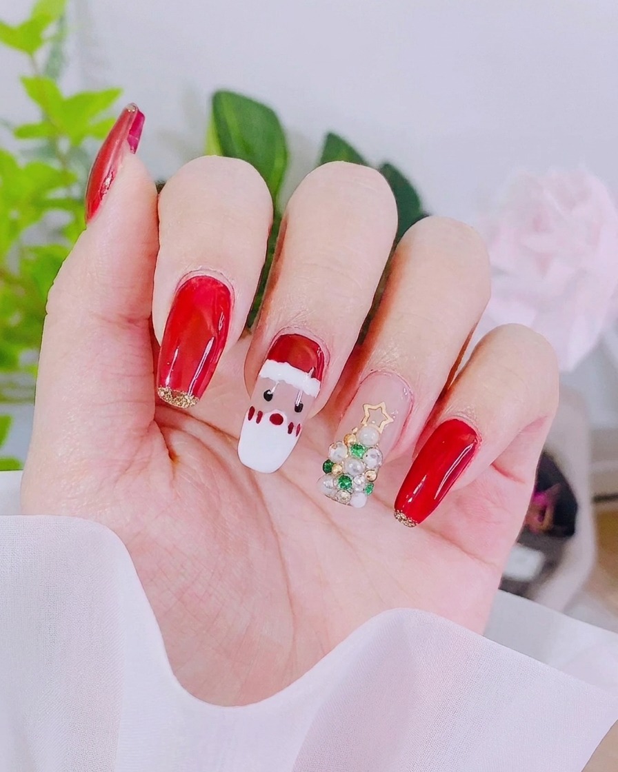 Un pincel de manicura aplicando una capa suave de gel color rosa seco sobre la uña.