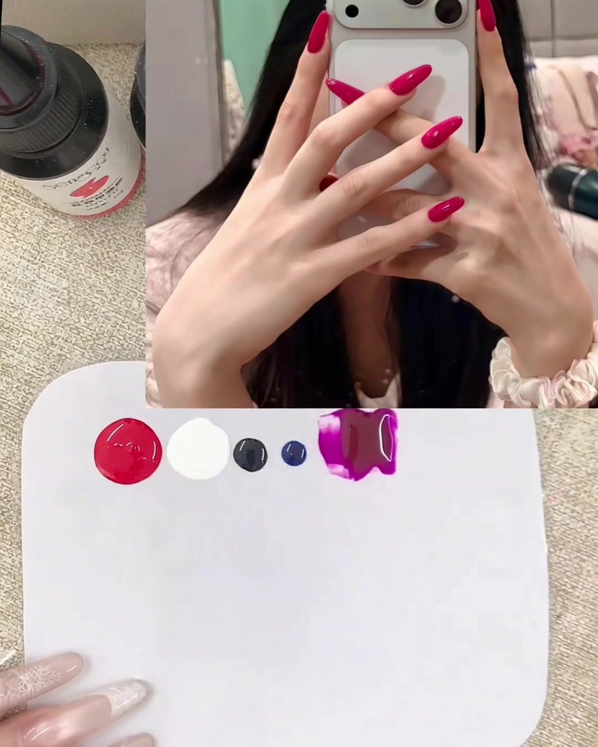 Primer plano de una espátula metálica colocando gotas de gel rojo vibrante y blanco opaco sobre una paleta de mezcla blanca y limpia.