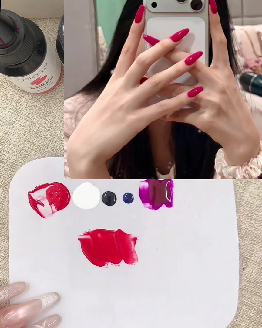 Una espátula metálica mezclando gel rojo y blanco en una paleta, transformándose en un tono rosa cremoso.