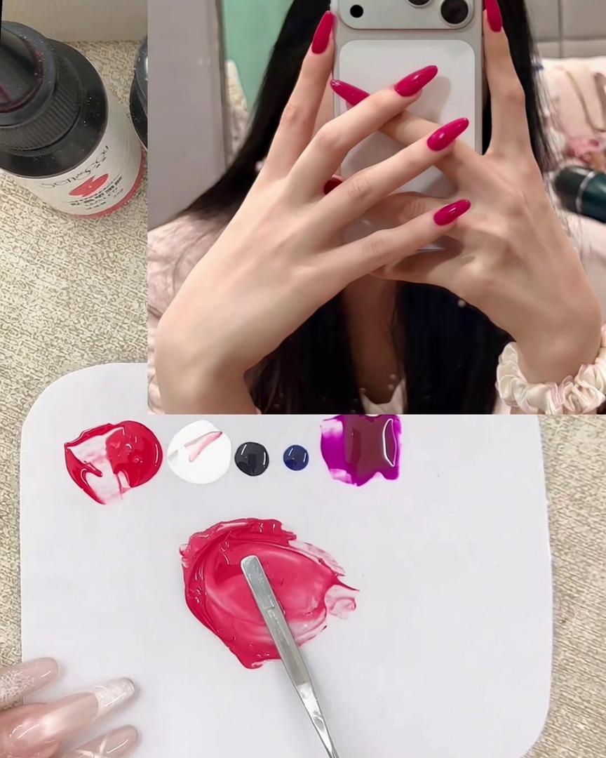 Una pequeña gota de gel morado profundo siendo añadida a la mezcla de gel rosa existente en la paleta.