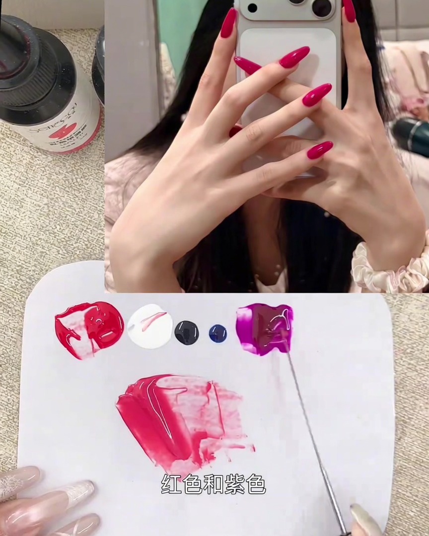 Una cantidad diminuta de gel negro siendo integrada en la mezcla de color rosa tono baya en la paleta.