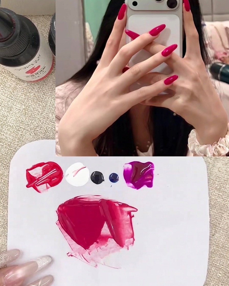 Una pequeña cantidad de gel rojo vibrante siendo incorporada suavemente en la mezcla existente para perfeccionar el tono rojo baya.