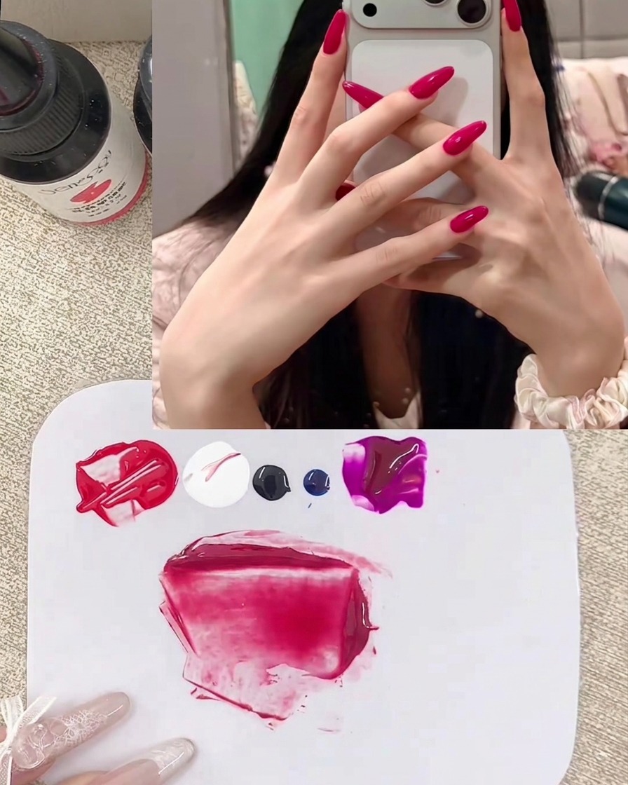 Una vista de primer plano de gel de mezcla transparente siendo añadido a la mezcla de gel rojo baya en la paleta.