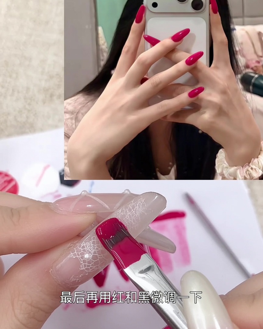 Un pincel para uñas aplicando un gel color rojo baya vibrante sobre un tip de uña de práctica transparente.