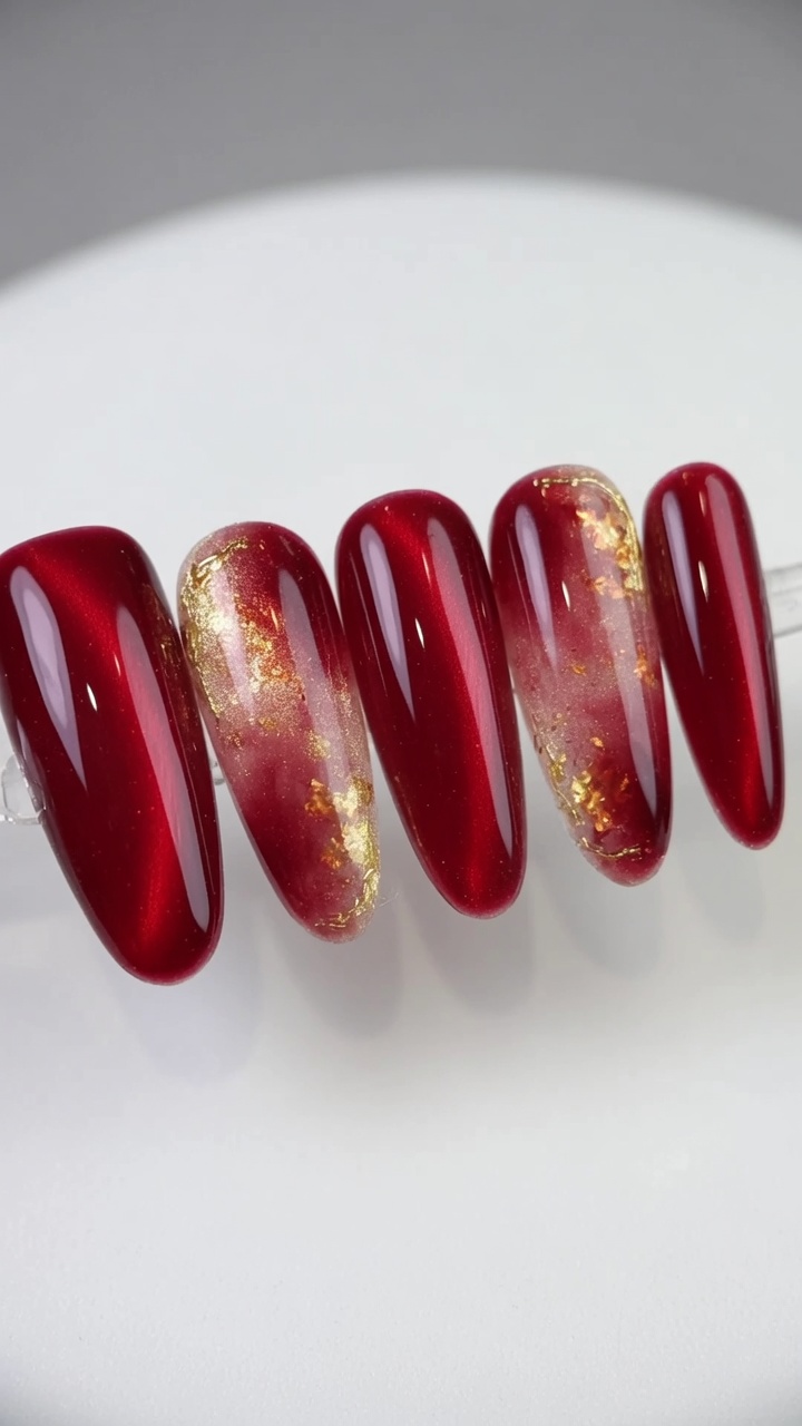 Uñas Mármol Acuarela en Rojo y Oro — Tutorial de Lujo con Efecto Ojo de Gato