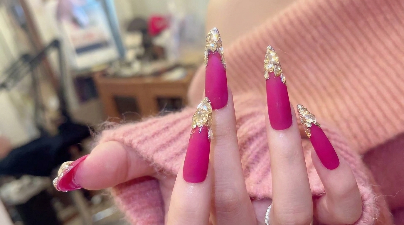 Uñas Stiletto en Rosa Fucsia Mate con Pedrería — Tutorial Paso a Paso