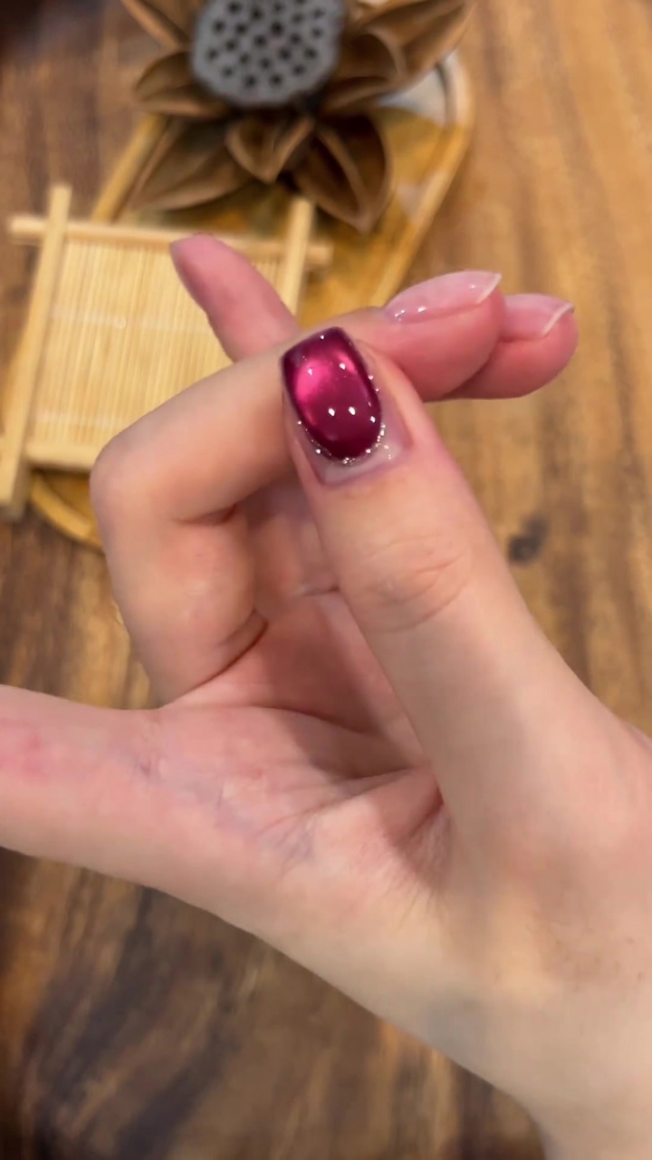 Uñas magnéticas efecto ojo de gato en rojo rosa: Tutorial paso a paso