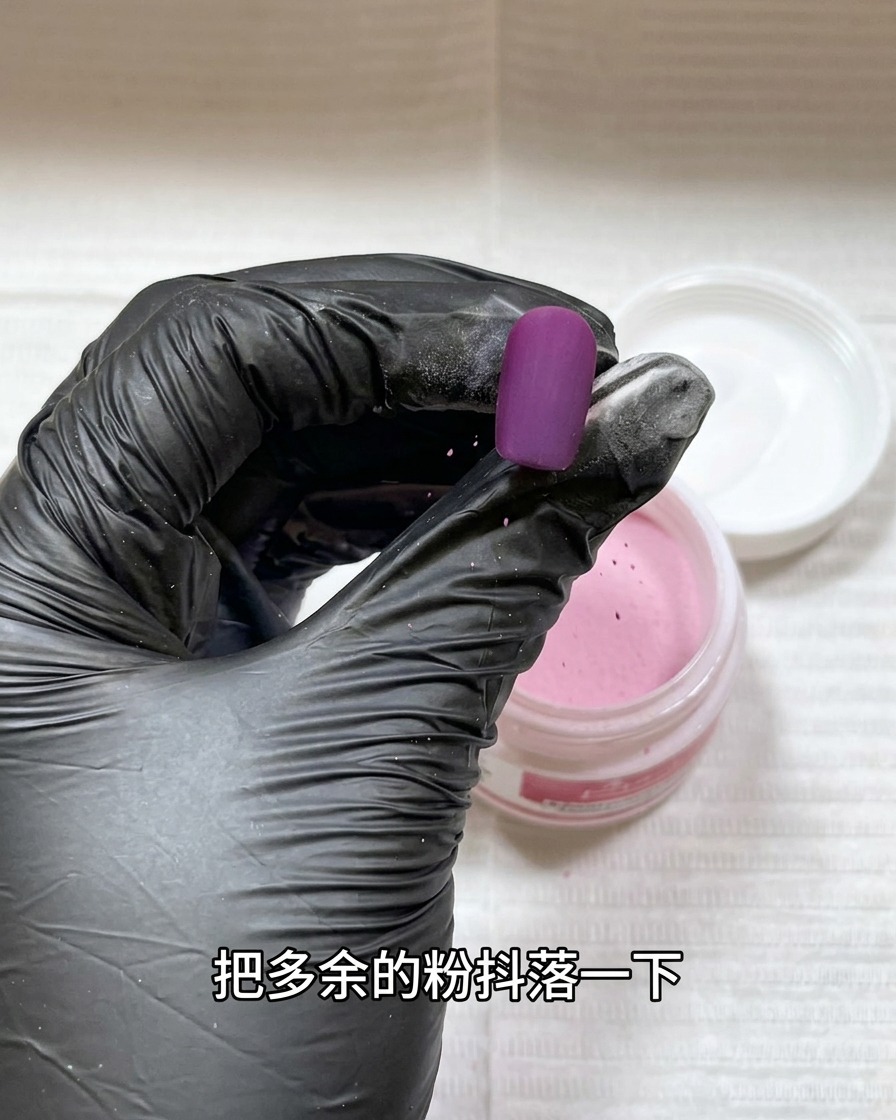 Tip cubierto de polvo acrílico bajo una lámpara UV/LED portátil.