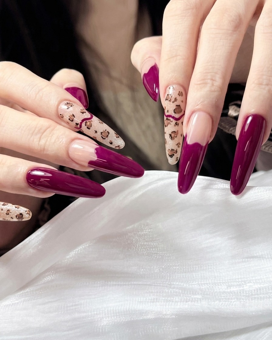 Primer plano de un pincel fino de nail art creando pequeñas manchas marrones irregulares sobre una uña pintada en tono nude.