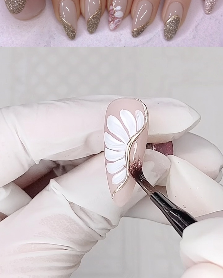 Un pincel delineador aplicando una tira de gel adhesivo transparente a lo largo del costado de una uña con arte floral.