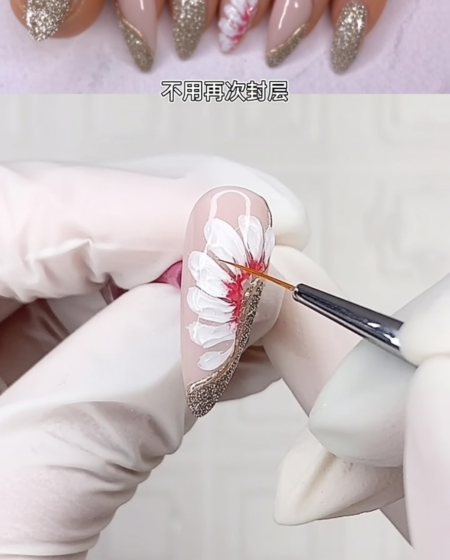 Vista en primer plano del diseño de uña floral 3D terminado siendo curado bajo una lámpara de uñas profesional.