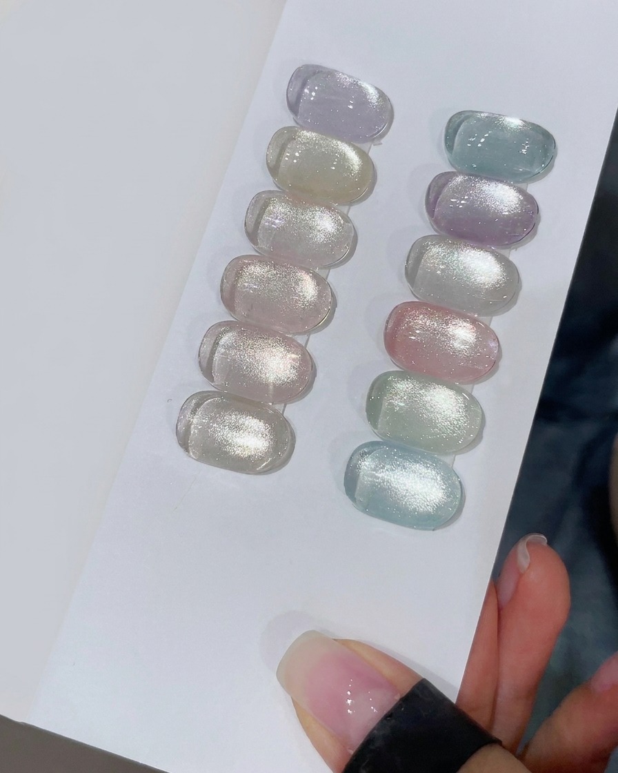 Una tarjeta de muestra que muestra múltiples tonos de esmalte de gel, enfocándose en el color M128 de la serie Fula Starry.