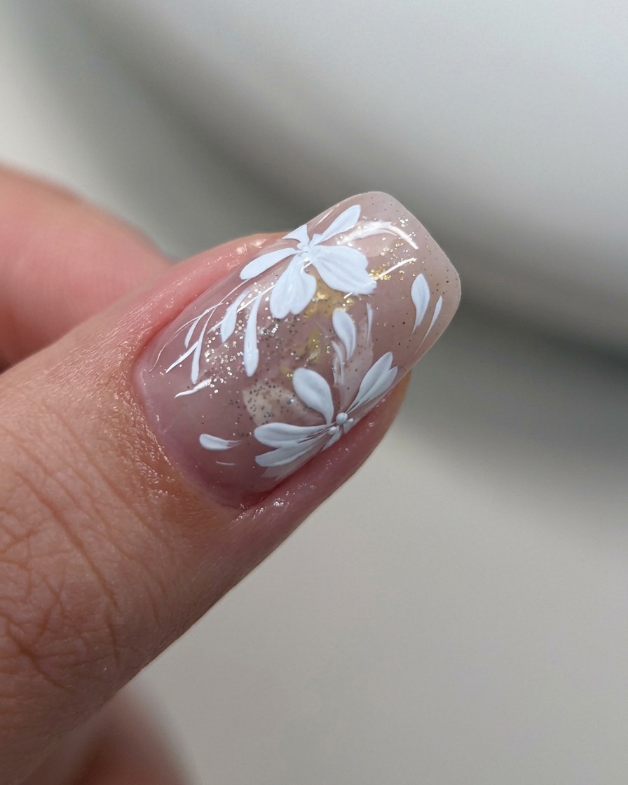 Primer plano de una herramienta de manicura verde limpiando la base de una uña.