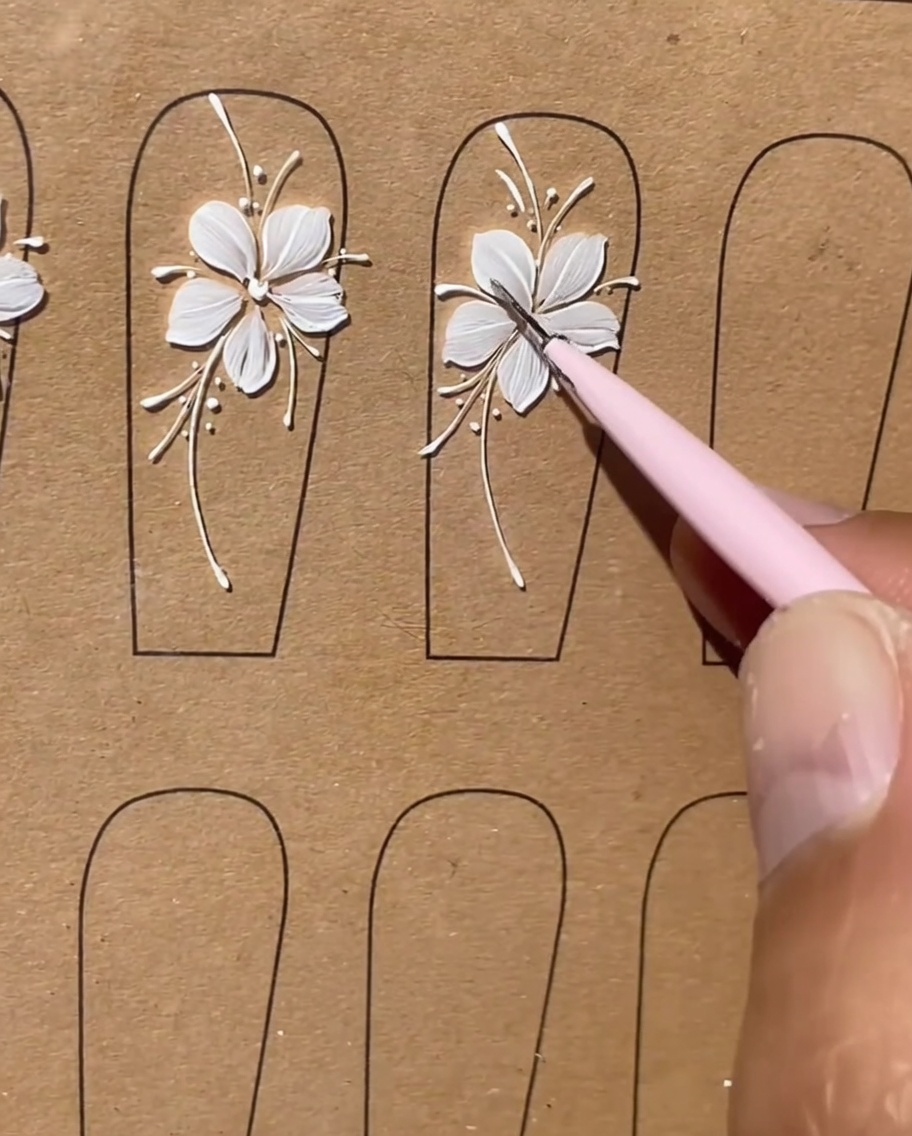 Un primer plano final de un diseño floral blanco completado con todas las líneas luciendo limpias y refinadas.