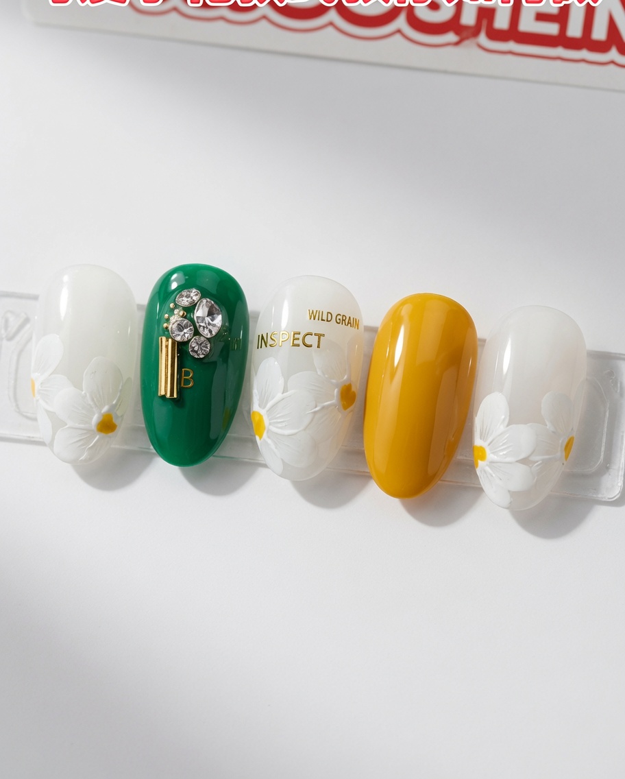Un set de uñas curándose bajo una lámpara UV/LED.
