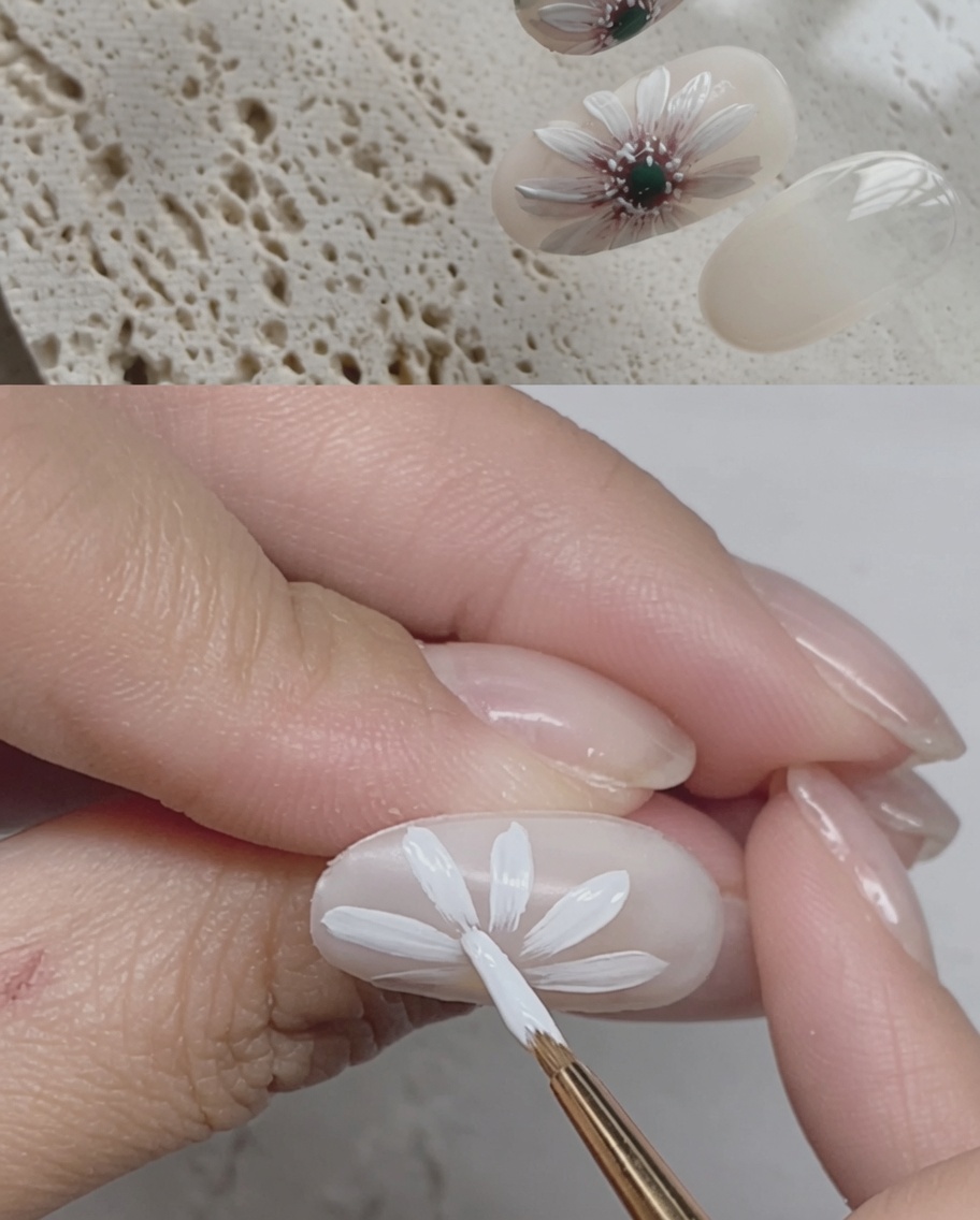 Un pincel aplicando una capa final de top coat brillante sobre el diseño de margarita terminado.