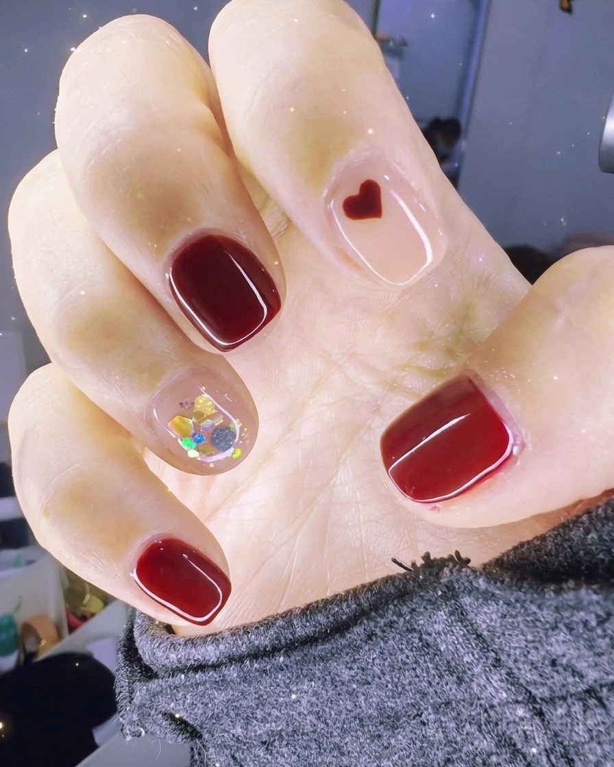 Uñas siendo curadas dentro de una lámpara profesional de uñas UV/LED.