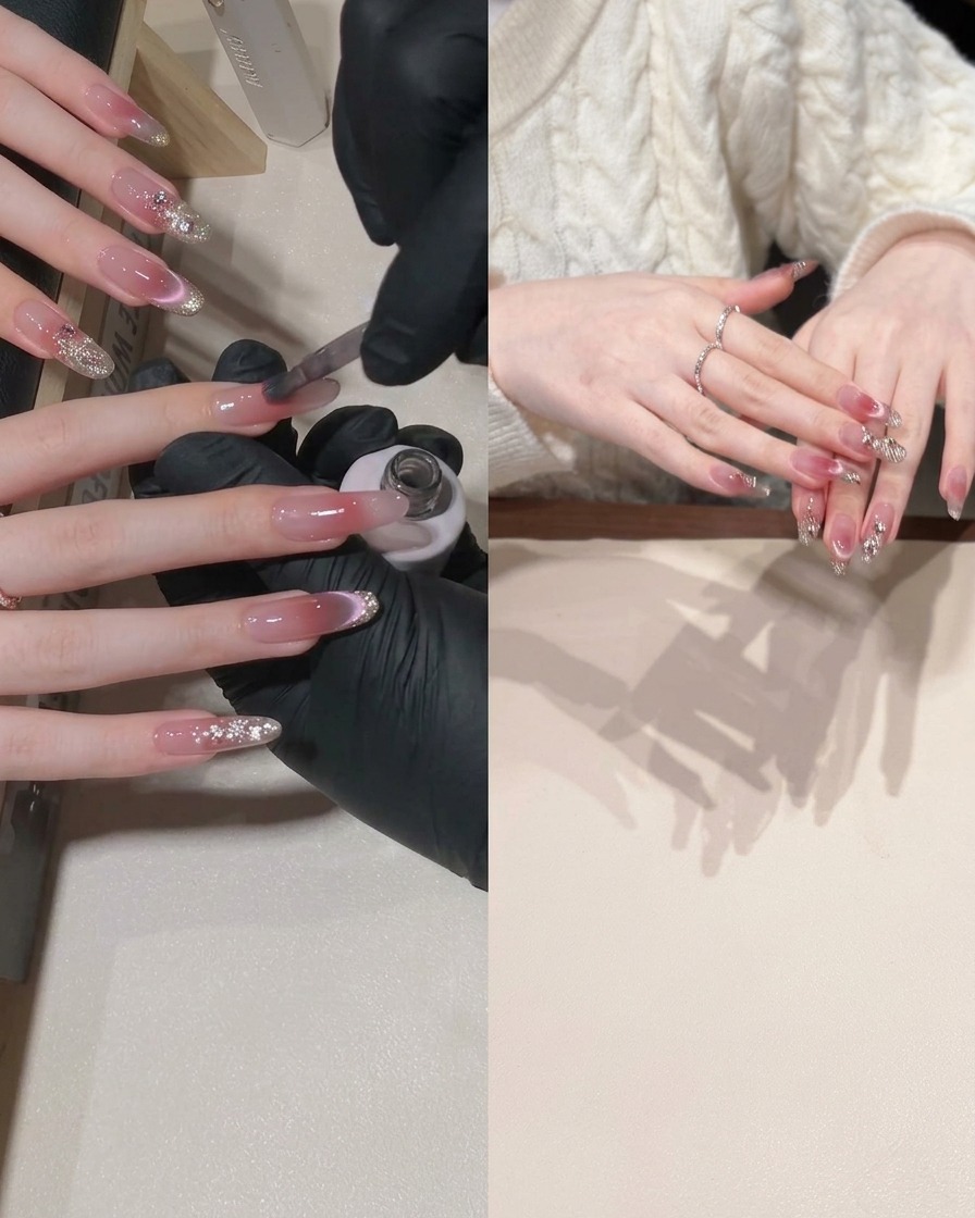 Un pincel aplicando gel rosa cat-eye en la parte inferior de la uña, dejando la parte superior libre.
