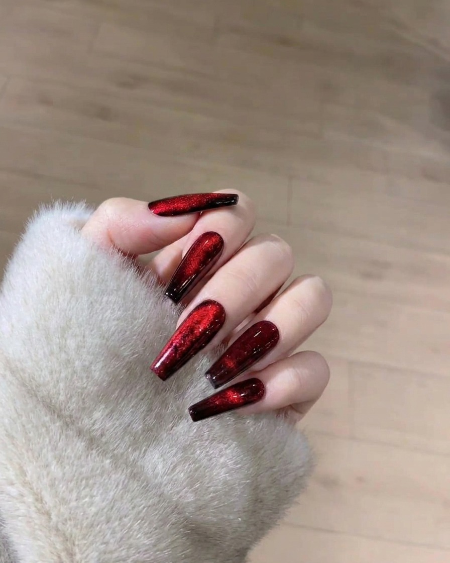 Un set de uñas con el efecto ojo de gato dentro de una lámpara LED, en pleno proceso de curado.