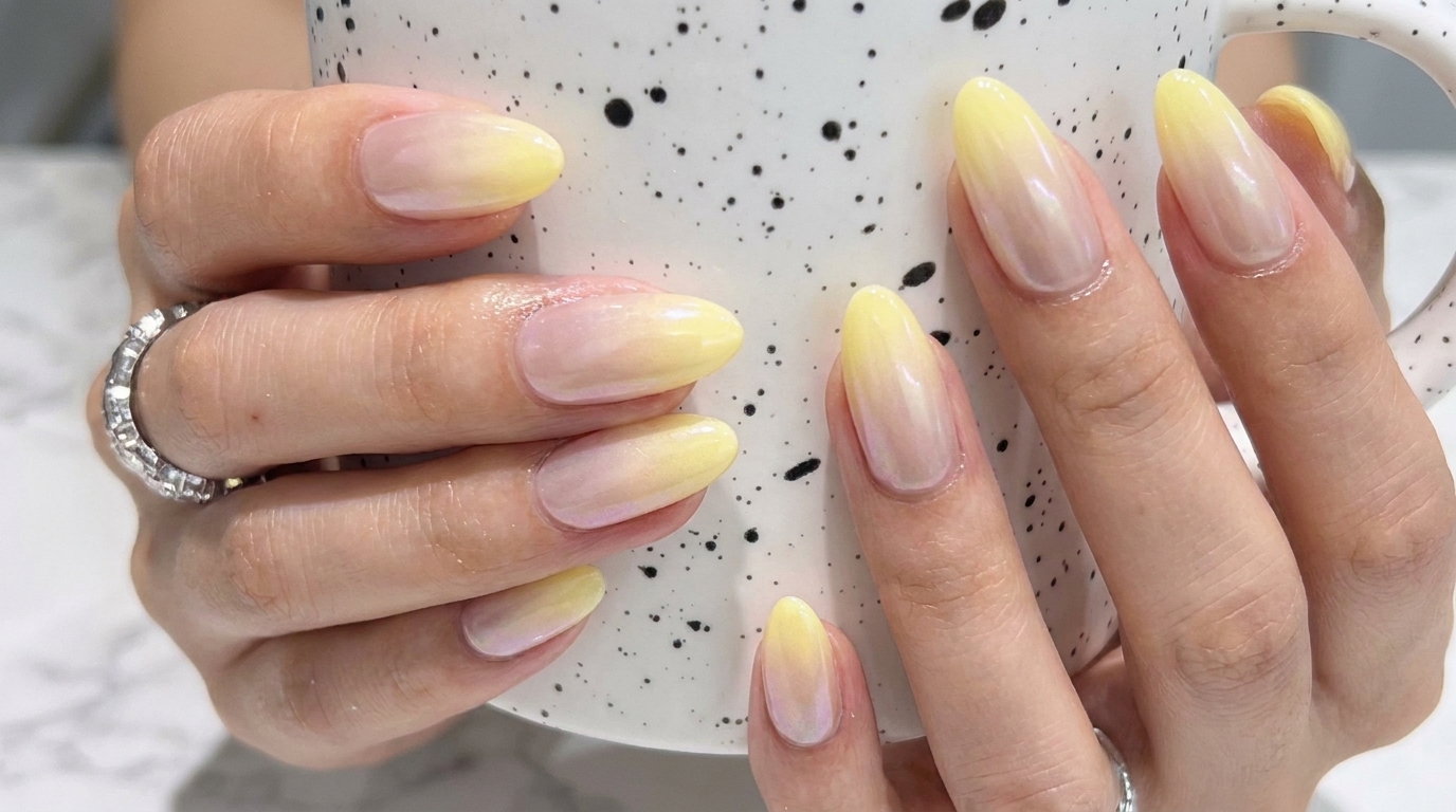 Uñas Degradadas en Amarillo Limón y Polvo Luna — Tutorial Paso a Paso