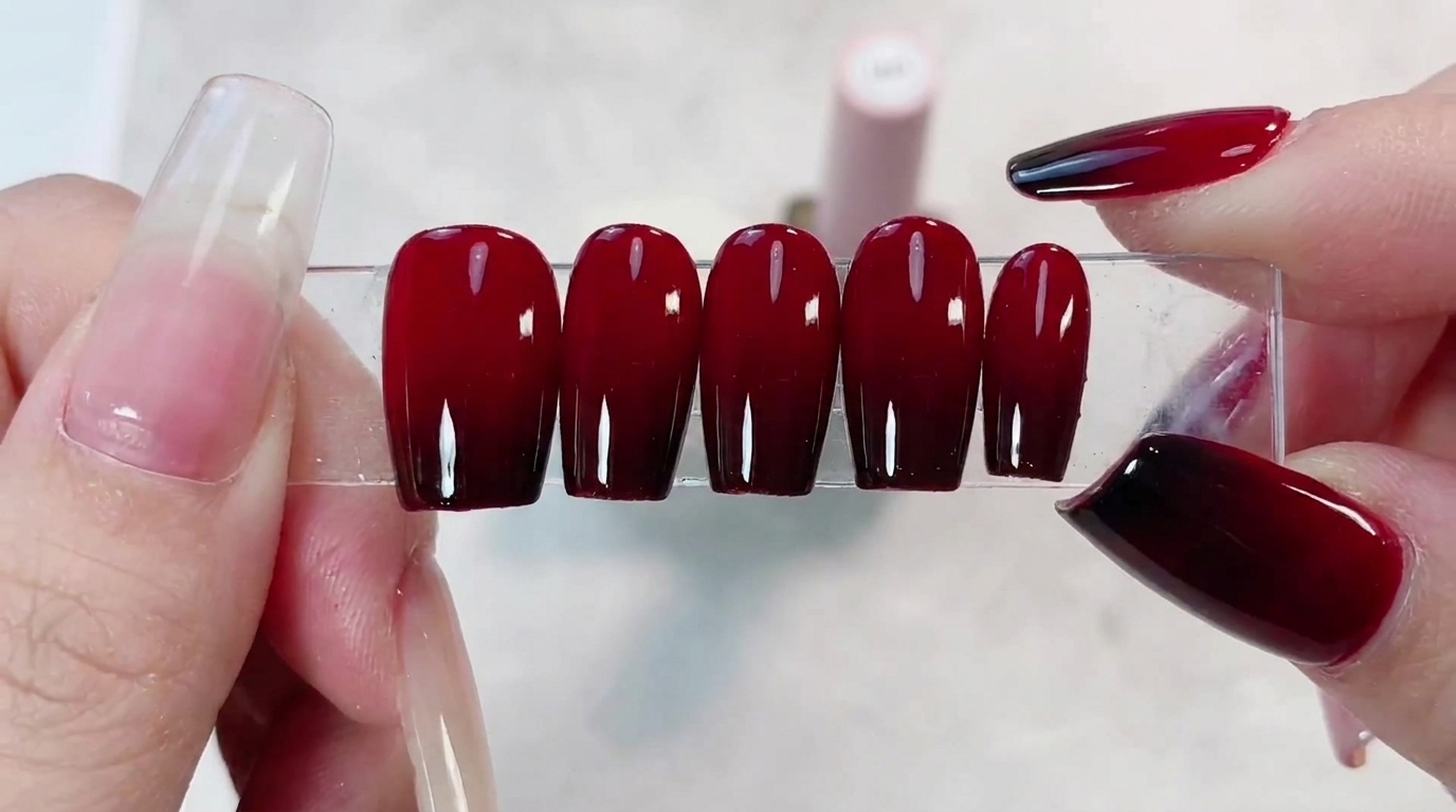 Uñas de Gel Ombré en Rojo Oscuro — Tutorial Elegante Paso a Paso de Degradado