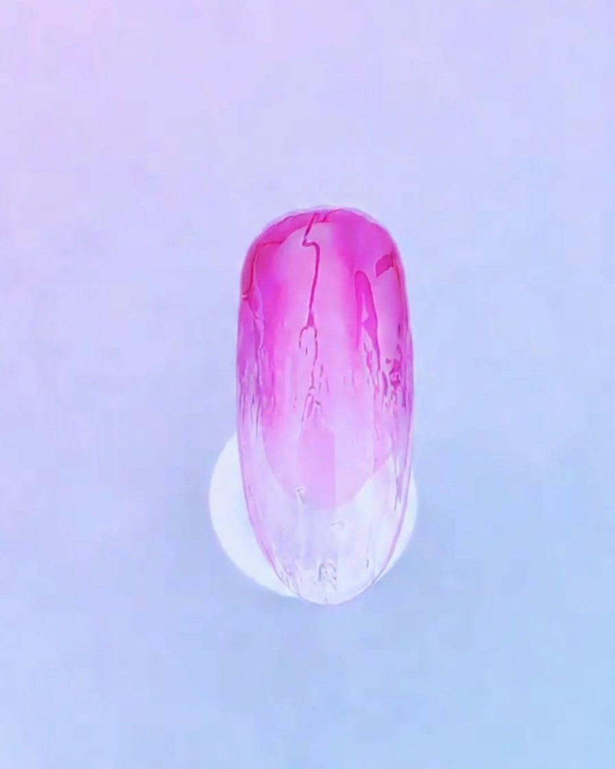 Aplicación de gel base transparente sobre el degradado rosa.