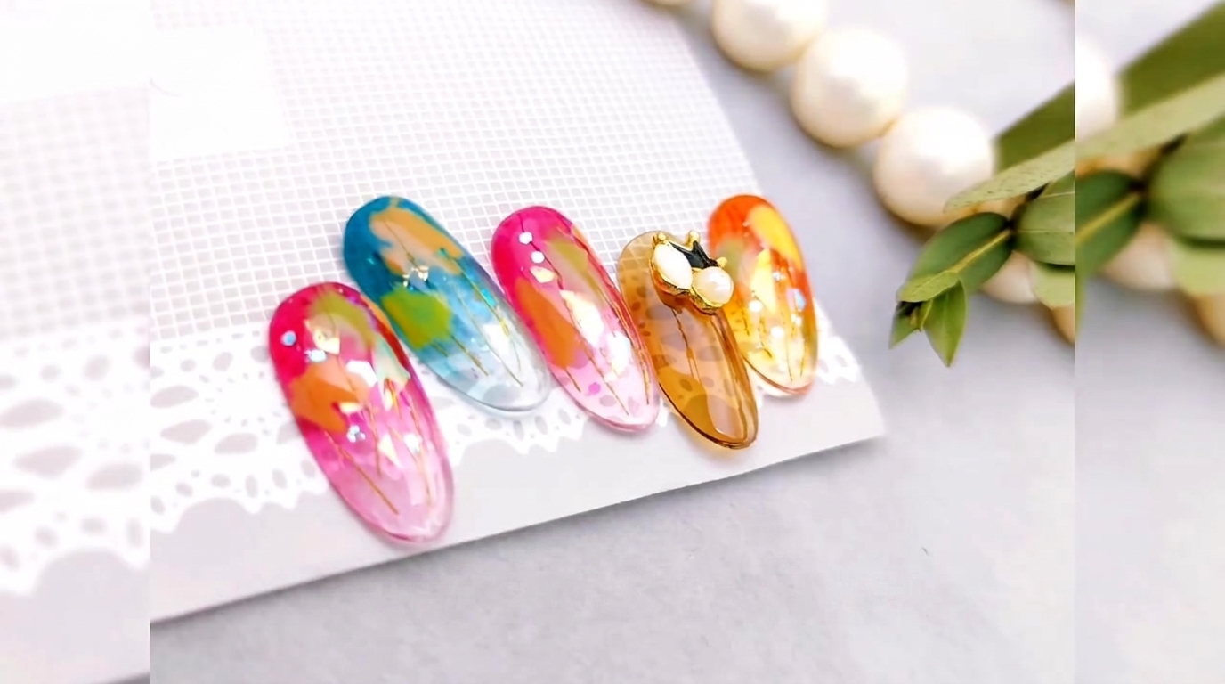 Uñas degradadas traslúcidas con efecto hielo y papel cristal