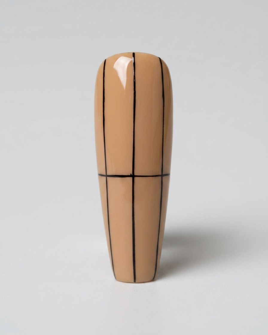Una uña color nude que presenta una estructura de cuadrícula completa con líneas verticales y una línea horizontal central.