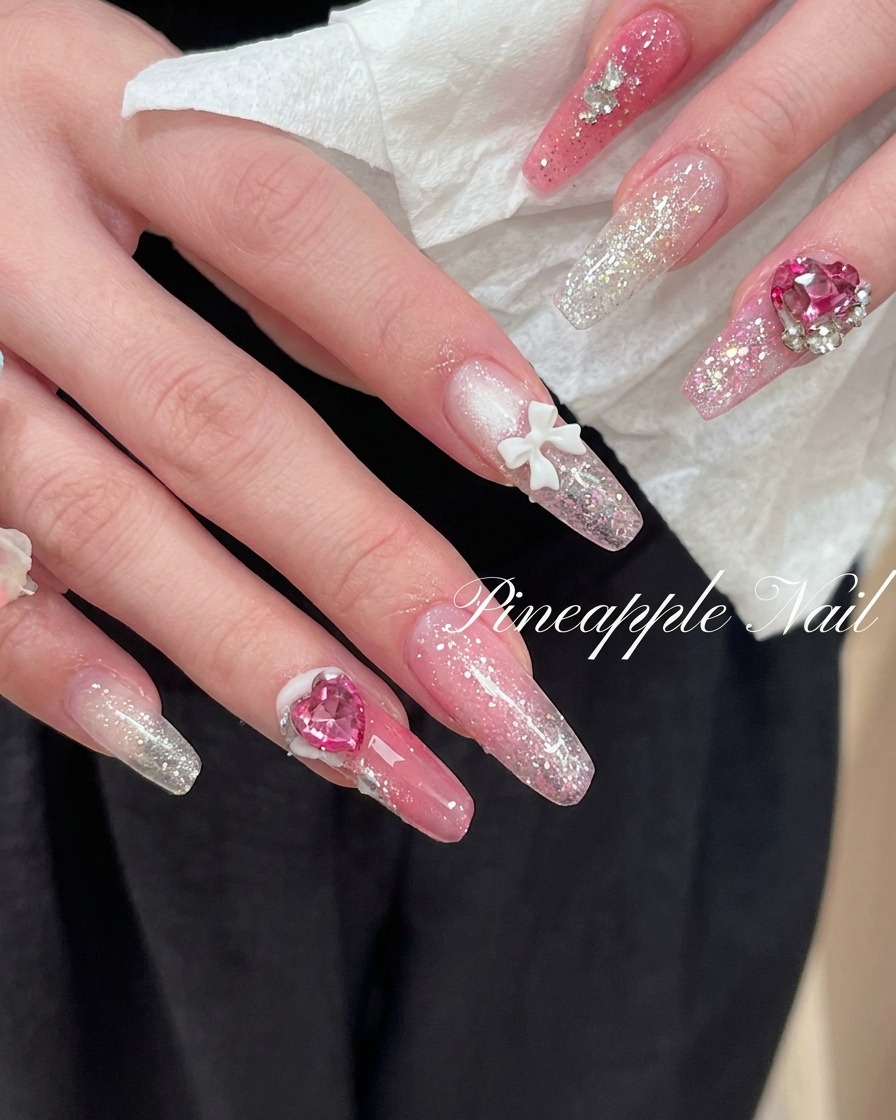 Manos posicionadas para mostrar el perfil lateral y la estructura de las extensiones de uñas largas en forma de almendra.