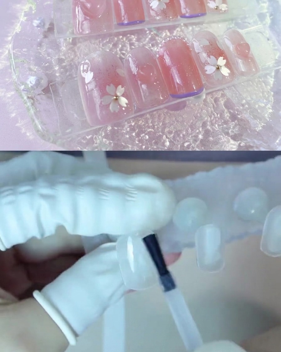 Un soporte para uñas colocado bajo una lámpara UV/LED curando la capa base.