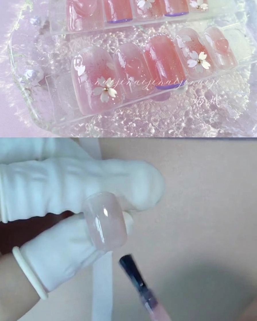 Un pincel aplicando gel de color melocotón nude sobre la uña del pulgar.
