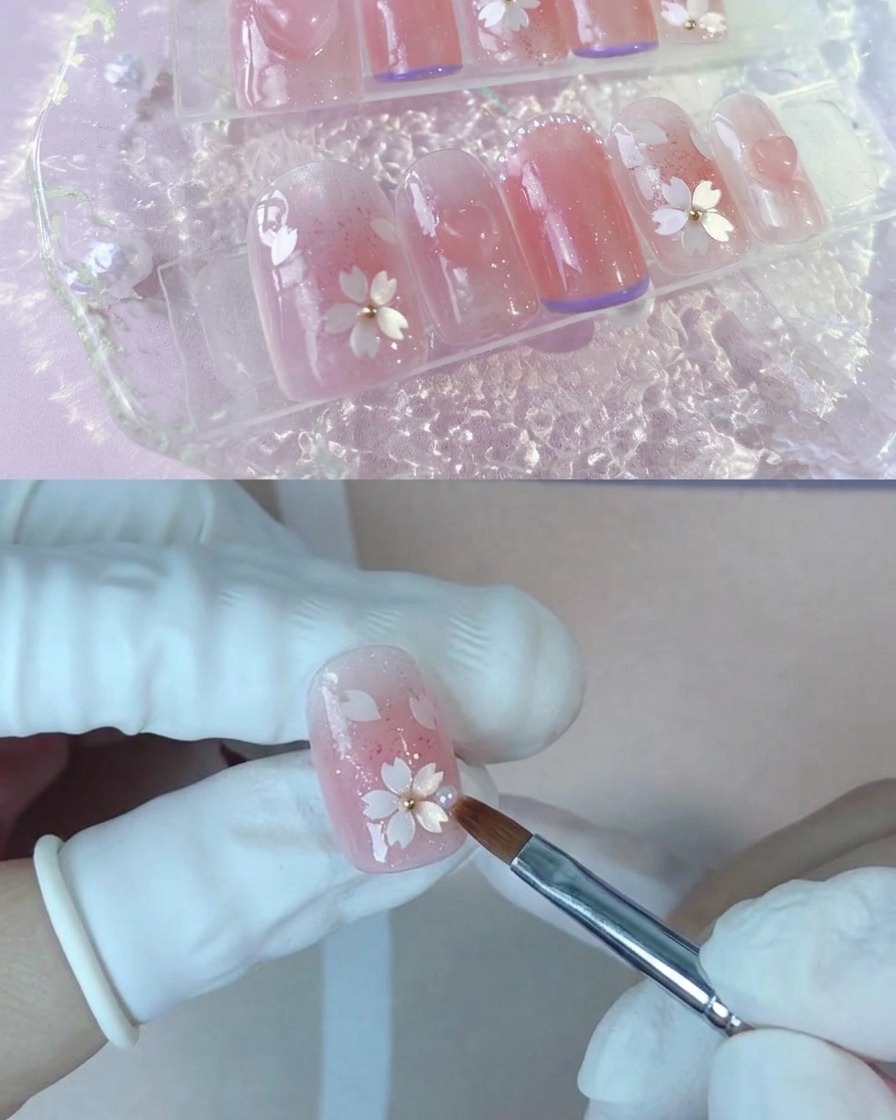Un pincel aplicando una segunda capa de esmalte en gel melocotón nude sobre una uña.