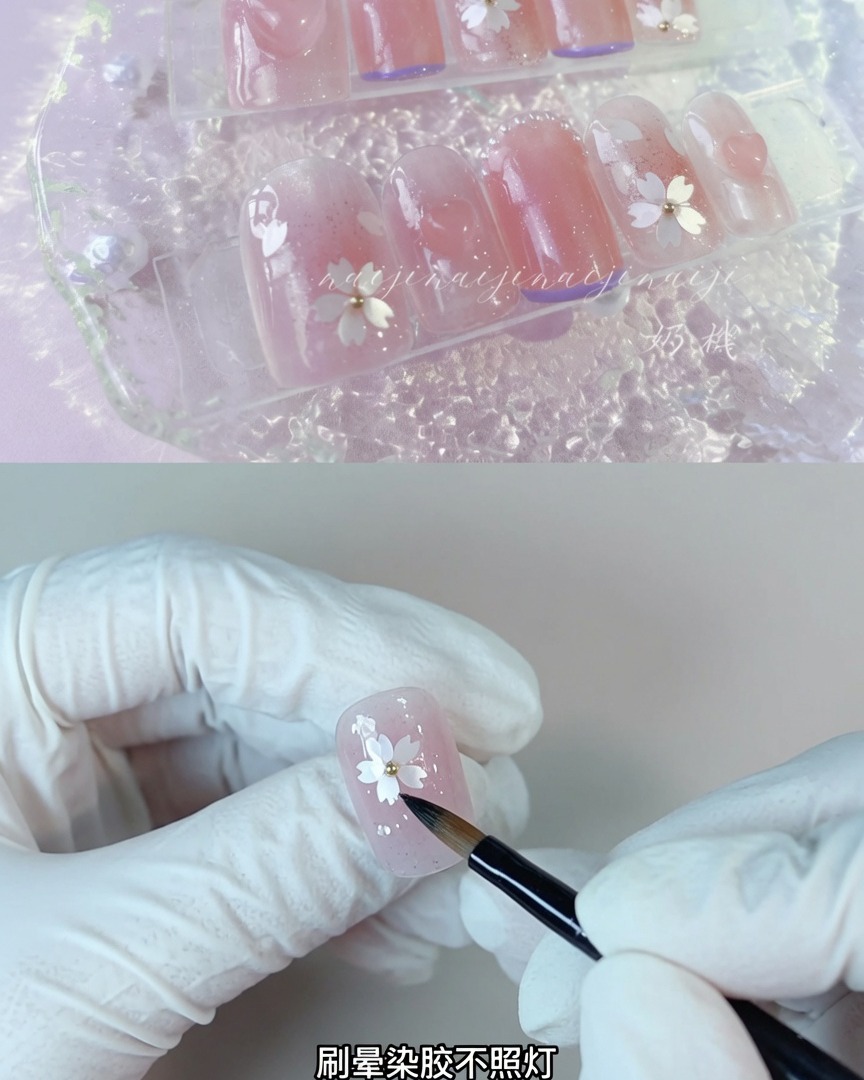 Un pincel aplicando gel de expansión transparente sobre la superficie de una uña sin curar.