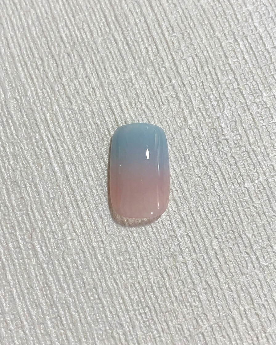 Una varita magnética sostenida cerca de la superficie de la uña para activar el brillo cat eye.