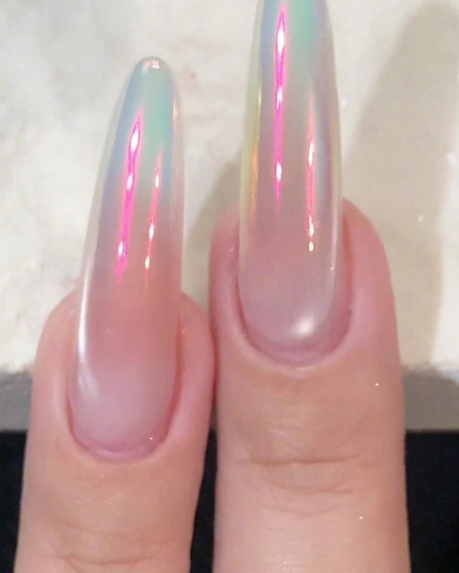 Vista de cerca de unas uñas con esmalte de gel blanco aplicado en las puntas.