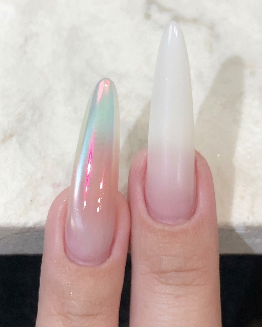 Un pincel de punta fina aplicando gel rosa blush directamente en el centro de la uña.