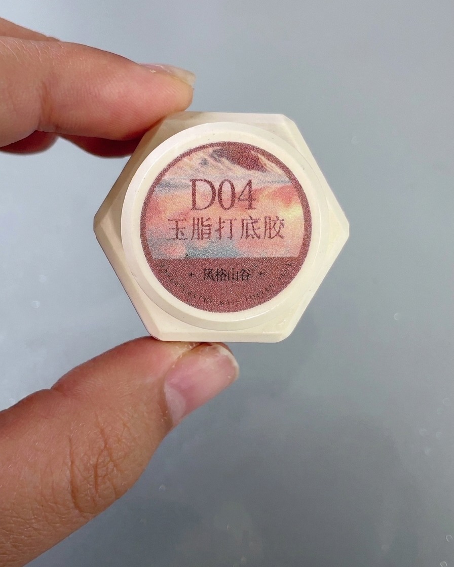 Un primer plano del envase de gel de resina D04 con la etiqueta de su nombre de producto.