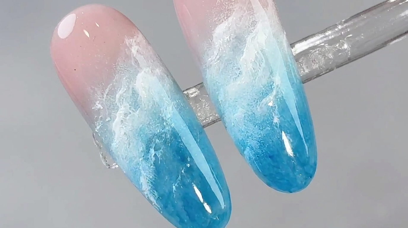Uñas de playa con degradado nublado: Tutorial paso a paso