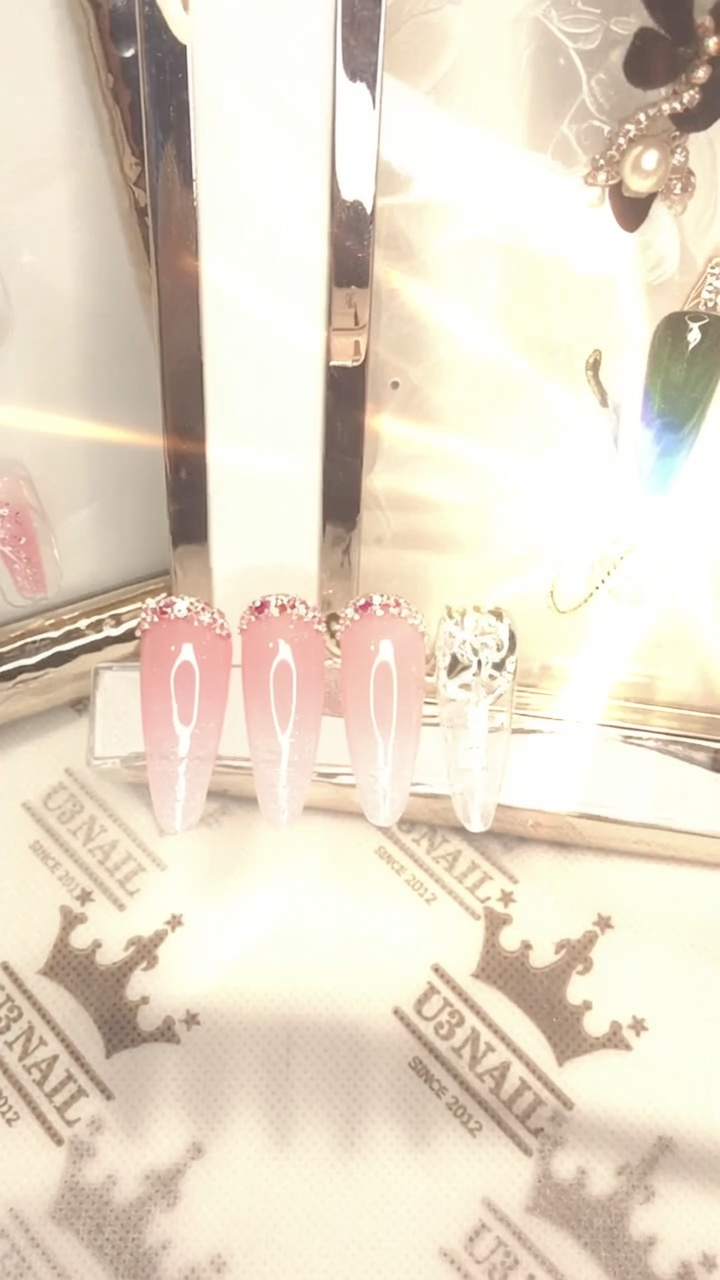 Uñas Degradadas de Lujo Sutil en Rosa y Blanco con Clúster de Pedrería — Tutorial Paso a Paso