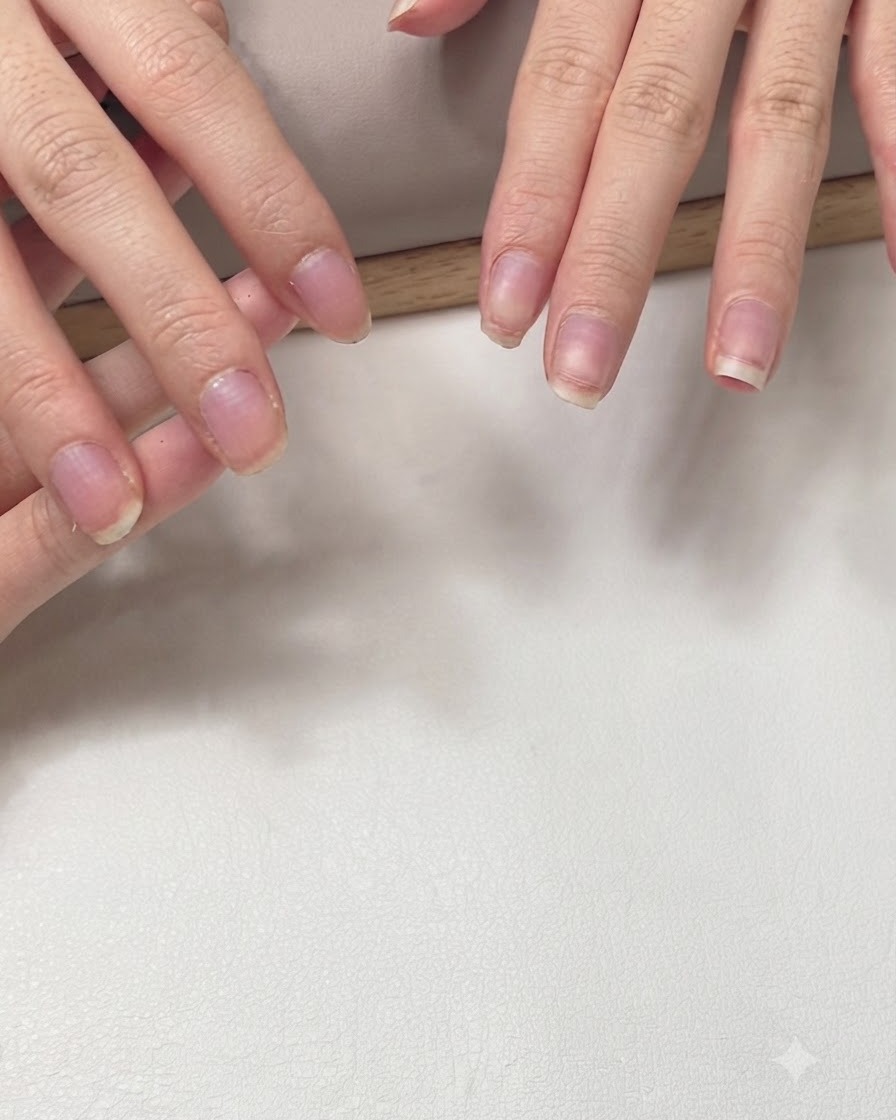 Uñas naturales cortas con moldes transparentes para extensiones perfectamente colocados.