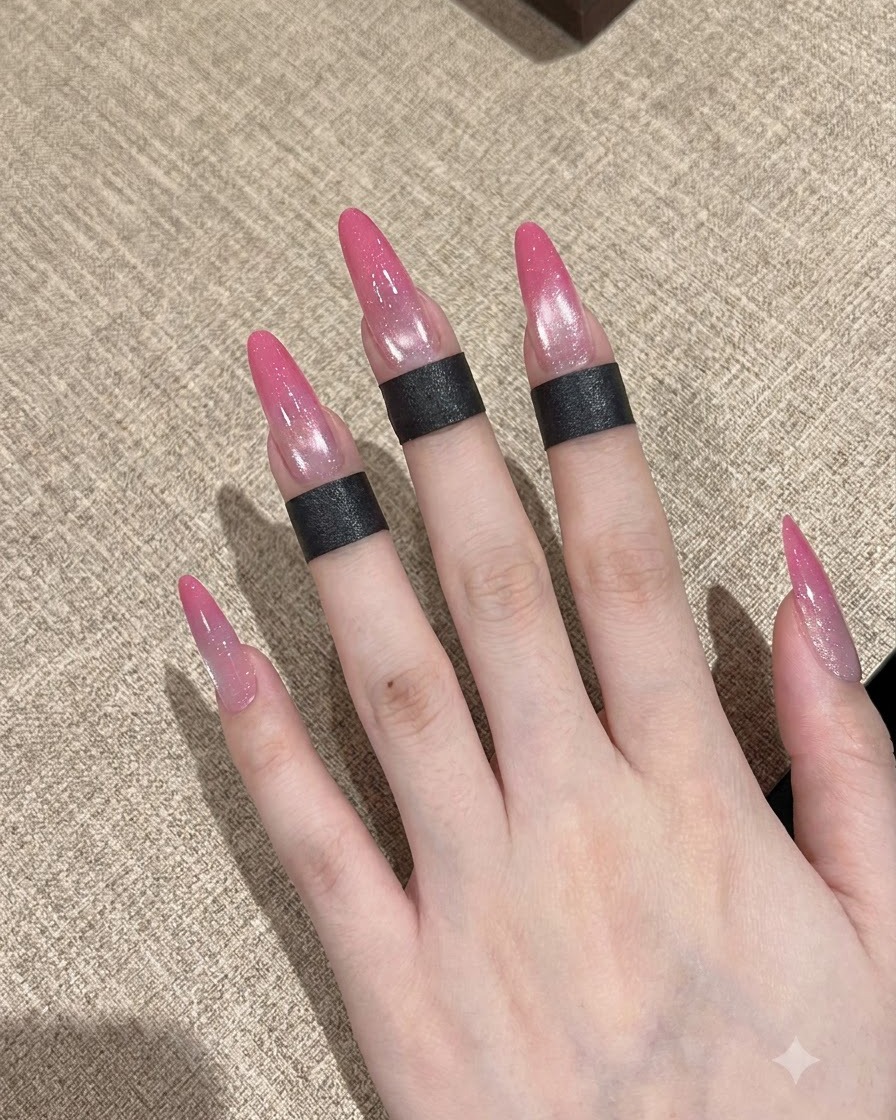 Un pincel de uñas aplicando una capa base transparente sobre una uña preparada.