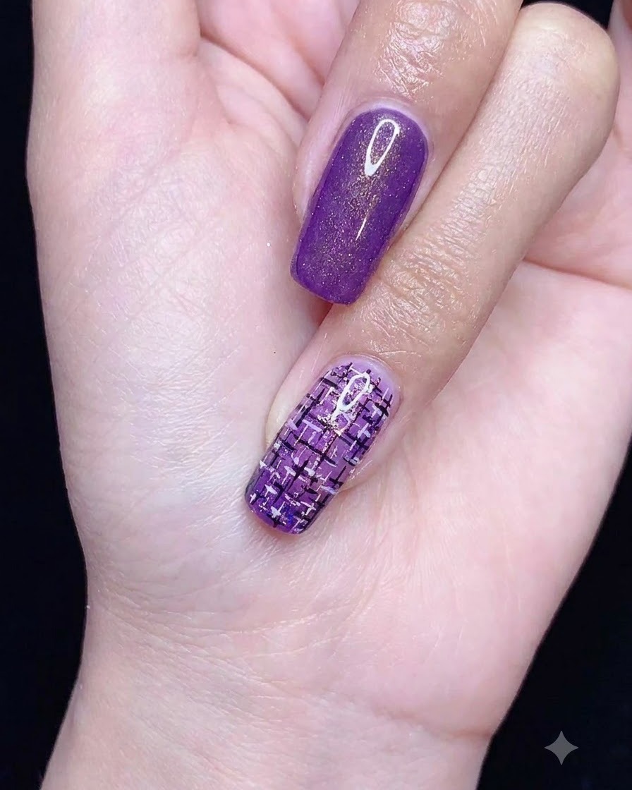 Una herramienta de detalle colocando pequeñas perlas blancas cerca de la base de un diseño de nail art tweed terminado.