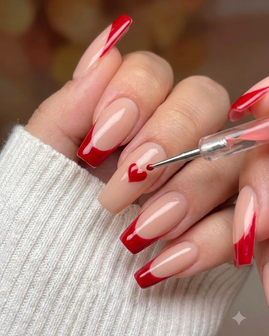 Un pincel de precisión para nail art rellenando secciones alternas de un patrón de cuadrícula con esmalte blanco.