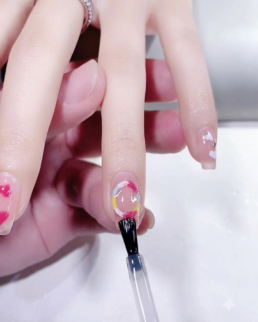 Una mano colocada dentro de una lámpara UV LED curando el top coat final de una manicura.