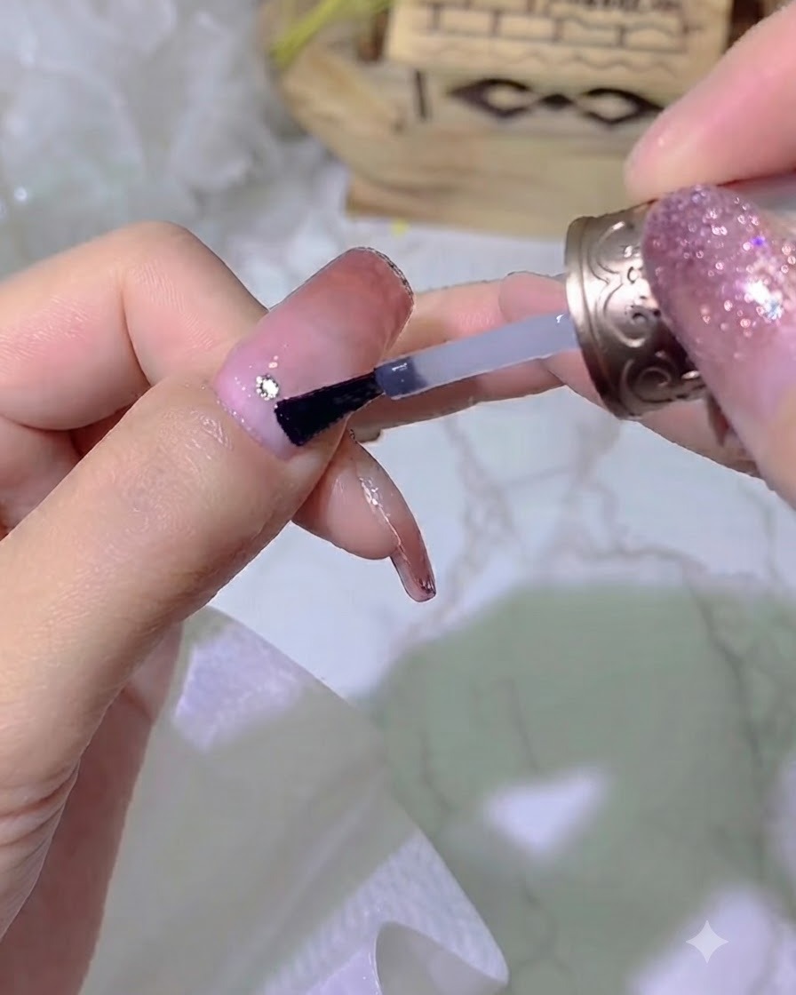 Una mano posicionada dentro de una lámpara de uñas UV profesional para el curado.
