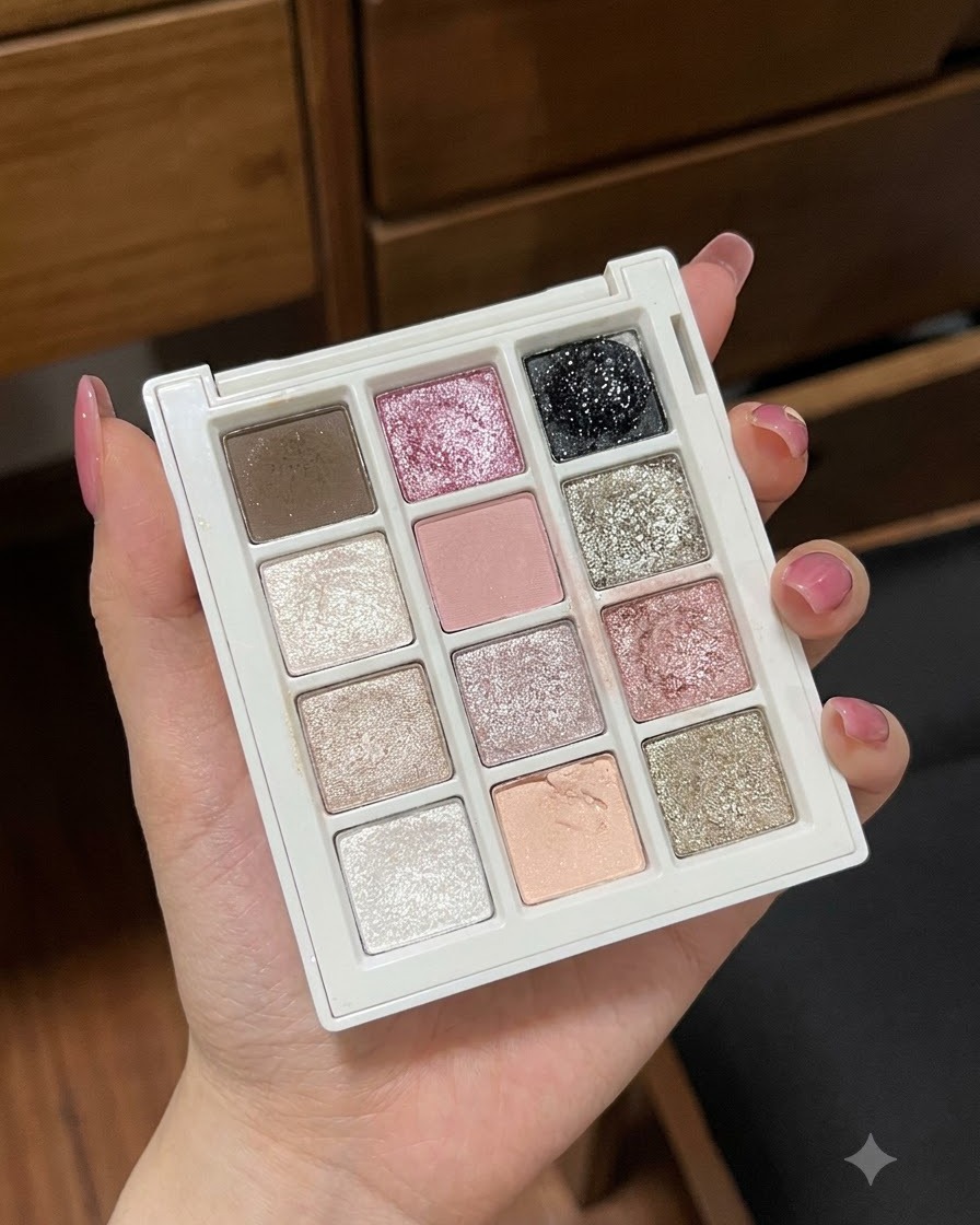 Primer plano de una mano sosteniendo una paleta de geles de múltiples colores, mostrando varios tonos pastel y purpurina.