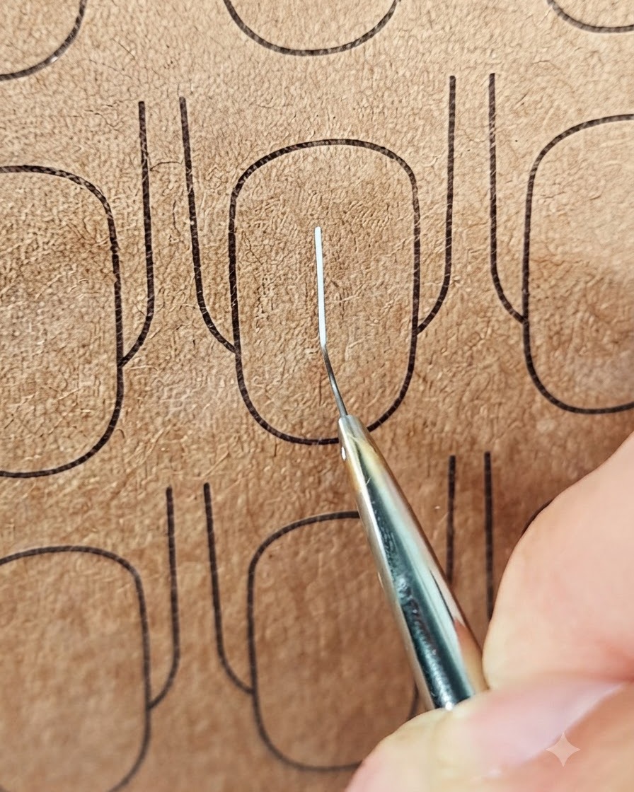 Un plano detalle de un pincel delineador dibujando una línea horizontal blanca que cruza una línea vertical sobre una superficie de práctica.