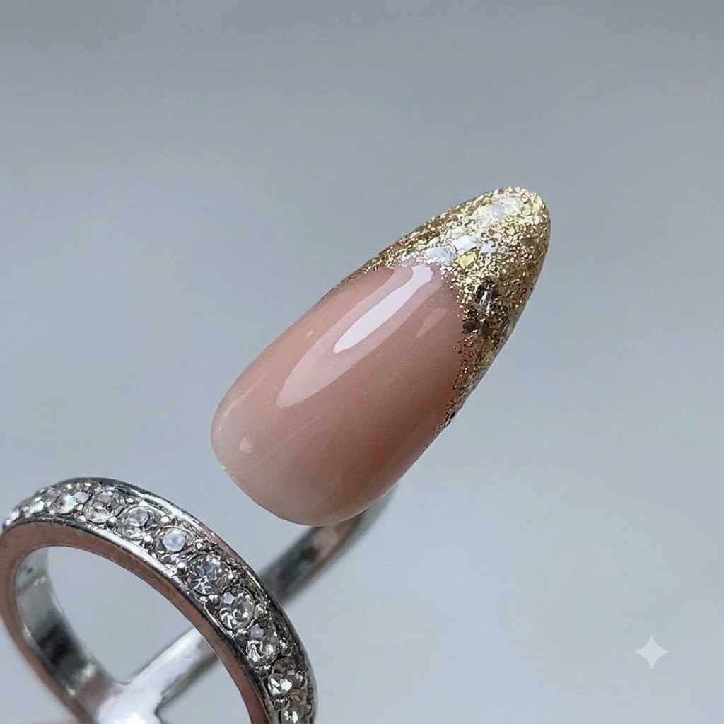Un primer plano de un pincel de uñas aplicando gel de platino para formar una línea guía de punta francesa en una uña arreglada.