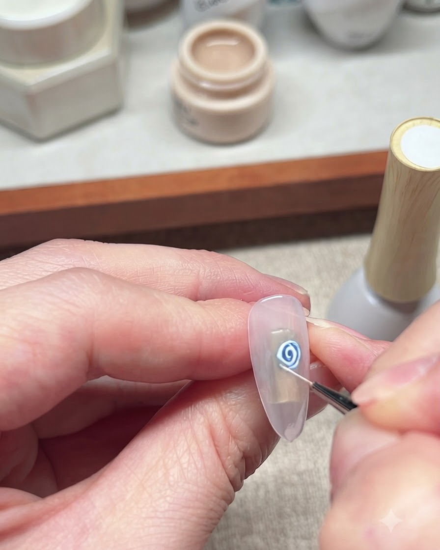 Vista en primer plano de un pincel delineador fino detallando y refinando los pétalos blancos del nail art de rosa azul.