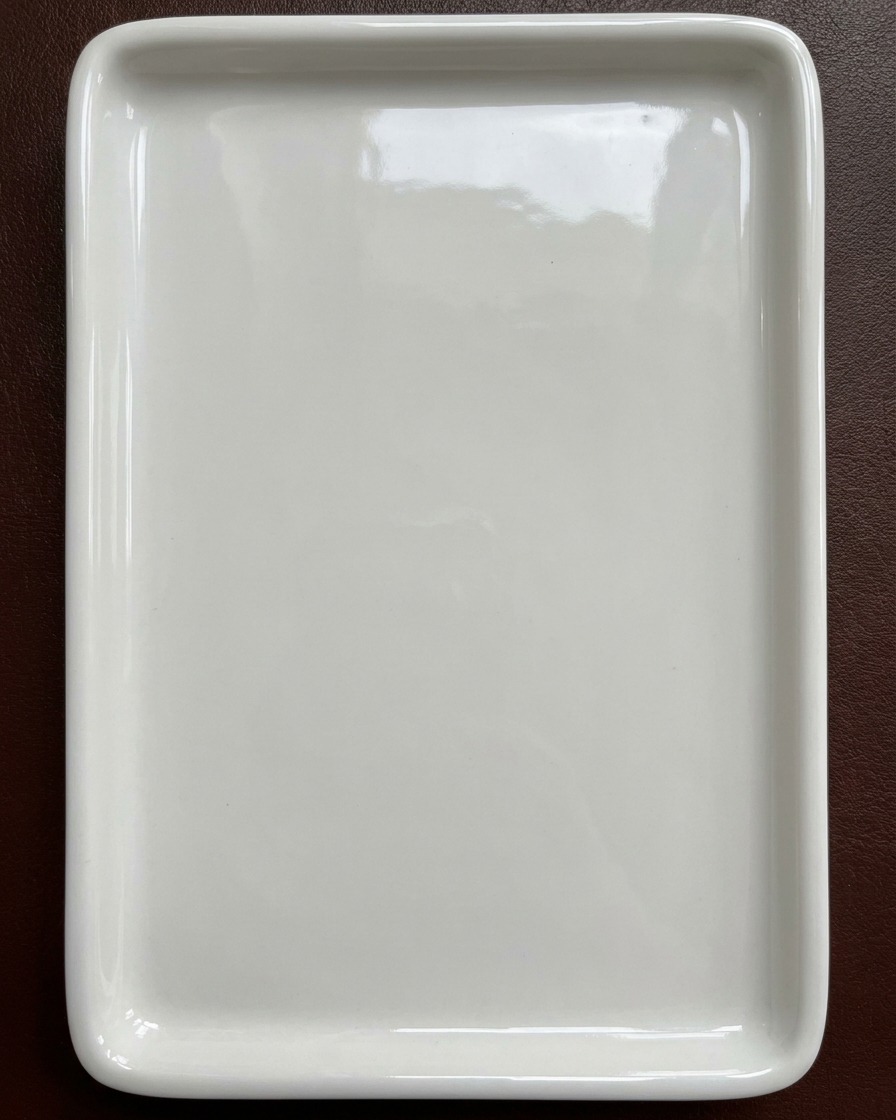 Una paleta de mezcla de cerámica blanca limpia lista para pigmentos de uñas de acuarela.